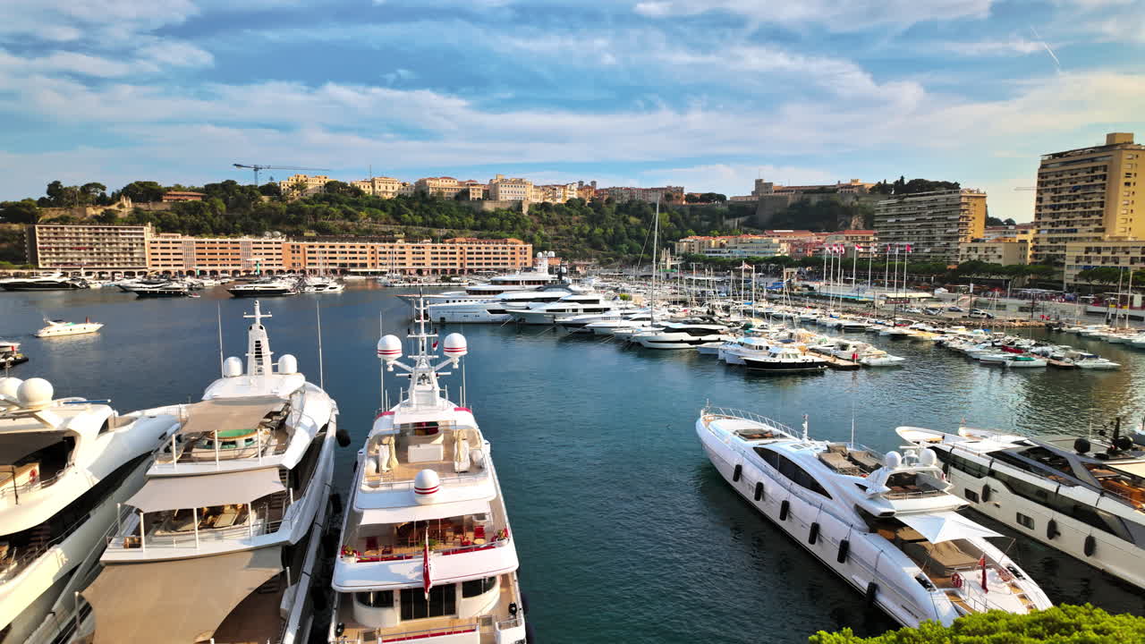 Vista aerea al rallentatore di barche ormeggiate nel porto turistico di Monaco