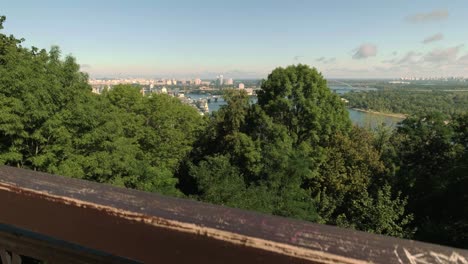 la cámara se eleva para revelar el norte de kiev y el río dnieper desde la colina volodymyrska en una soleada mañana de otoño