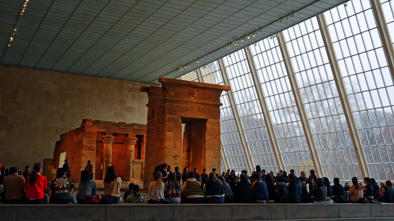 New York, USA, 18. marts 2026: Kor optræder foran et gammelt egyptisk tempel på museum. Gruppe sangere optræder nær Dendur-templet inde i Metropolitan Museum of Art.