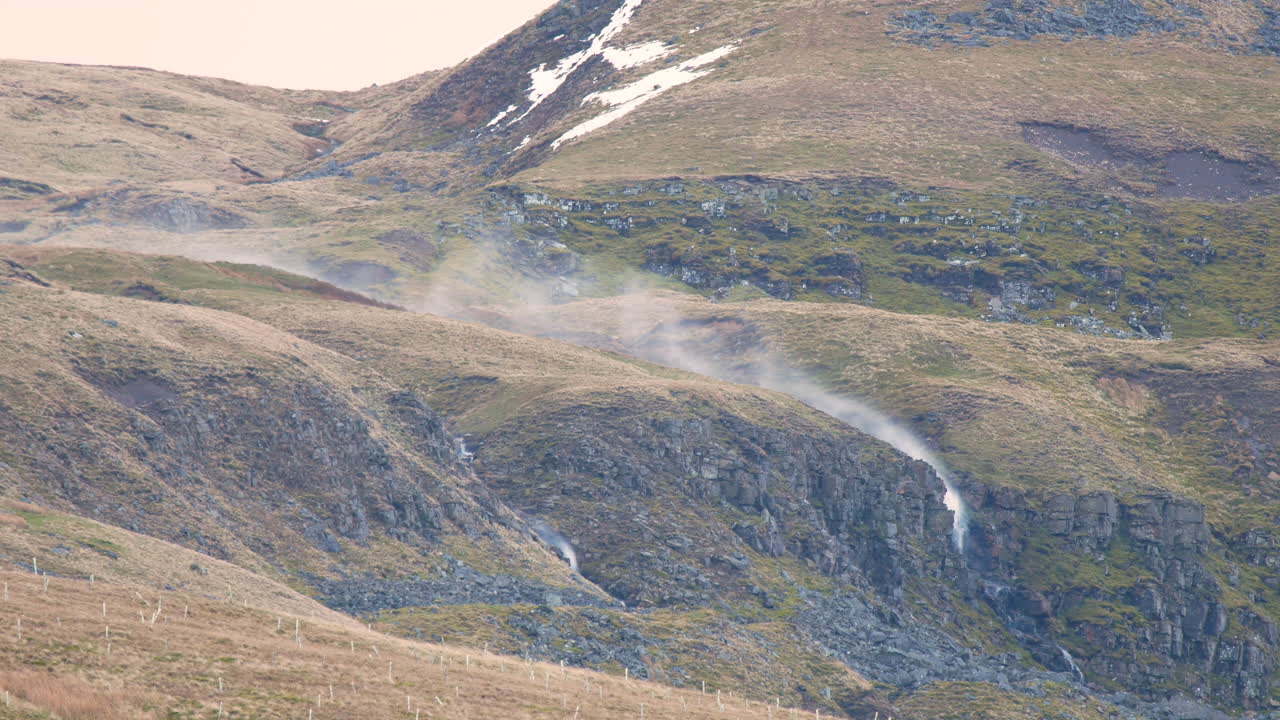 mallerstang 계곡 cumbria 영국에서 위의 언덕에 스프레이가 날리는 강한 바람에 의해 거꾸로 폭포