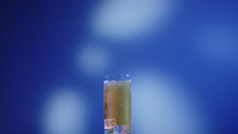 cubos de hielo caen en una bebida energética
