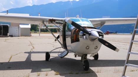 motor de avión en el espacio aéreo cerca del hangar 4k