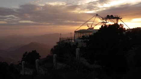 hermoso timelapse de la puesta de sol mirando sobre la colina