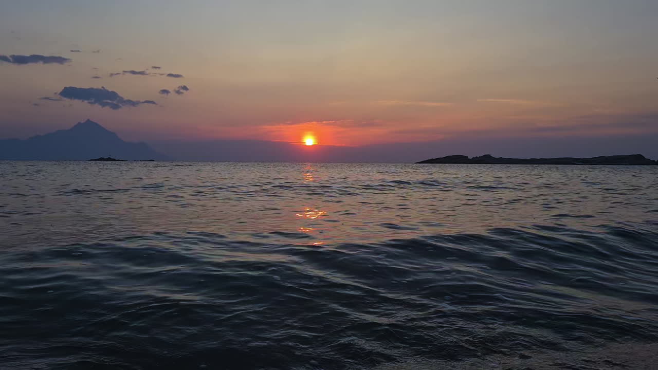 지중해 위에서 해가 뜨고 해변, 파도, 오렌지색 태양