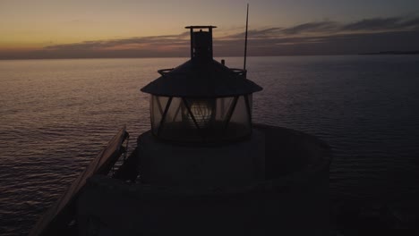 cerca del llamativo faro solitario que ilumina el paisaje marino al atardecer