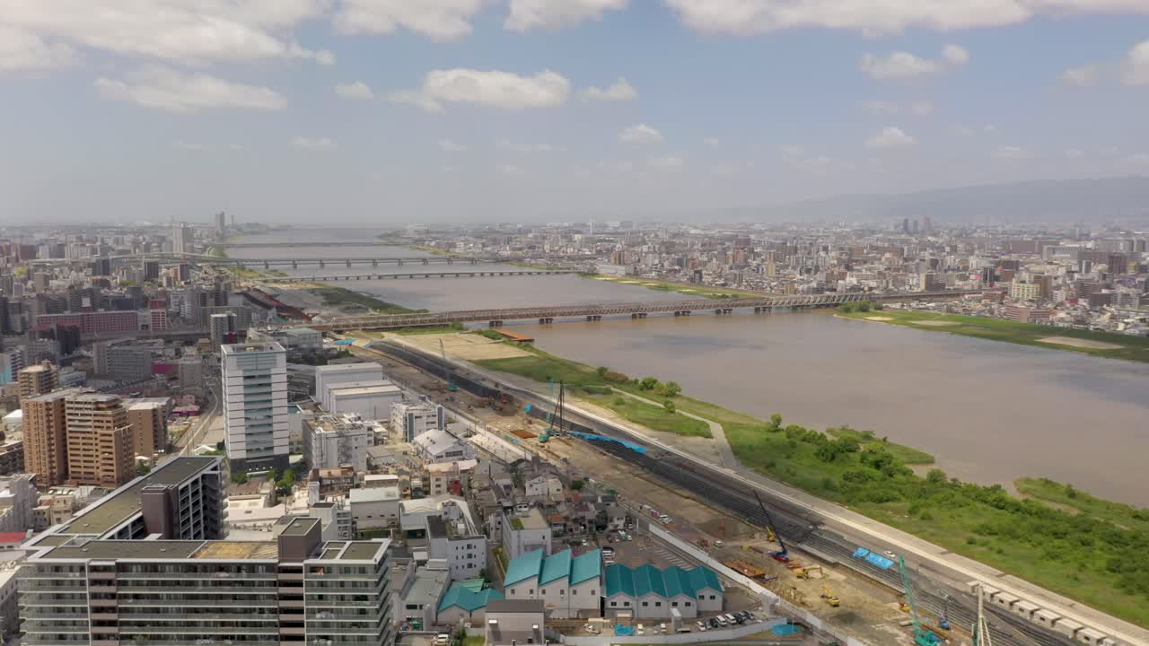일본 오사카 의 스카이라인, 초고층 빌딩, 도시 를 가진 요도 강 의 놀라운 넓은 공중 사진