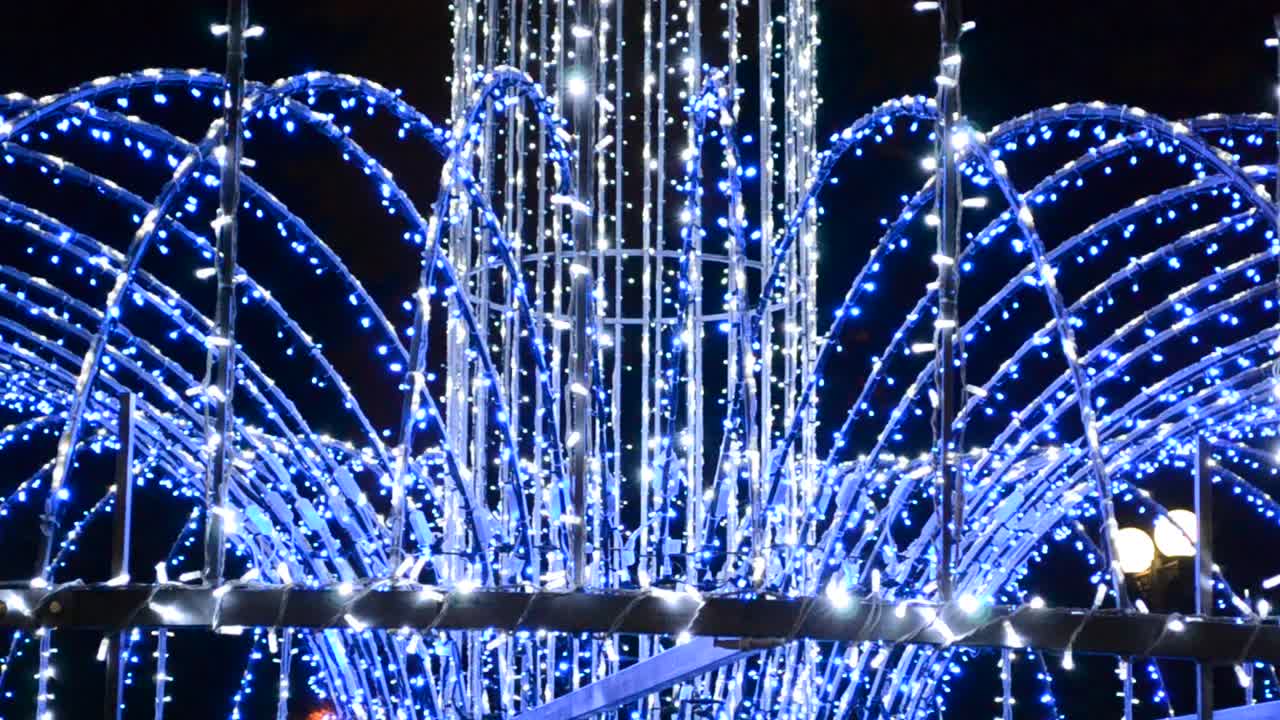 噴水に飾られたクリスマスガーランド