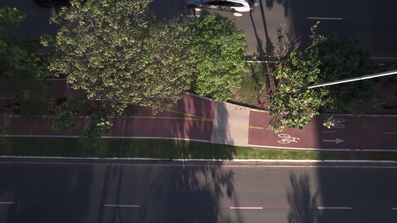 vista de drones de una bicicleta cruzando el marco en un carril bici