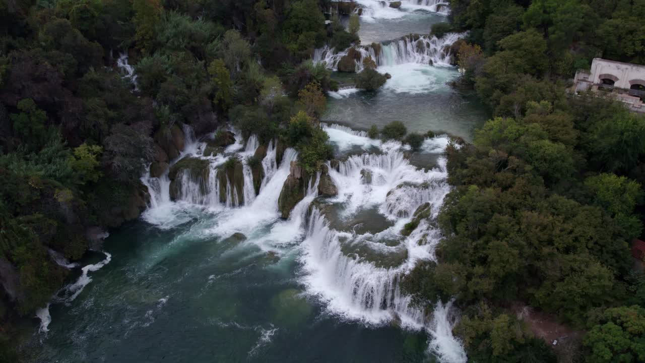Lussureggiante cascata Skradinski Buk ripresa con vista aerea, Croazia