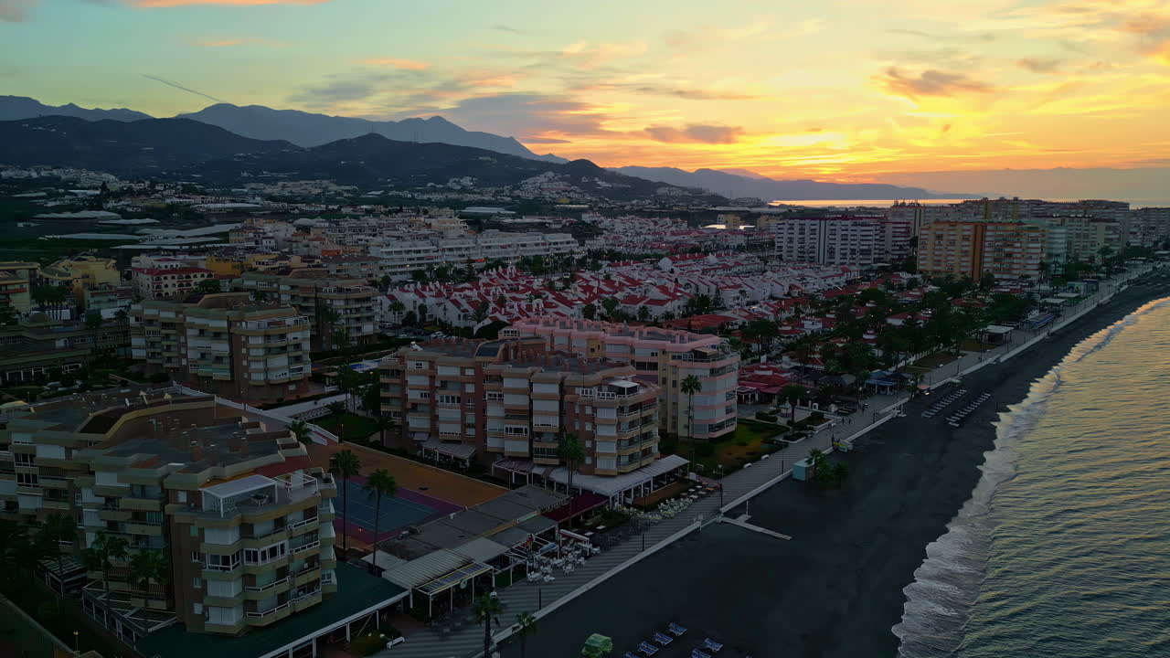 hoteles frente a la playa al atardecer junto al mar en málaga, españa