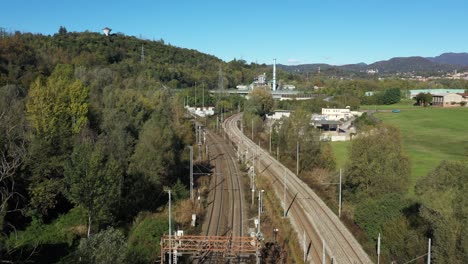 Vista-con-drone-del-bivio-ferroviario-presso-la-galleria-di-Monte-Olimpino-2-in-provincia-di-Como,-che-congiunge-il-traffico-merci-fra-Chiasso-in-Svizzera-e-Milano-in-Italia