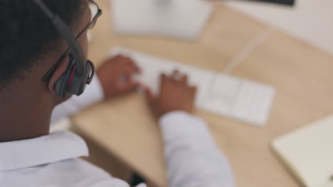 crm, consultor y más arriba hombre de mecanografía