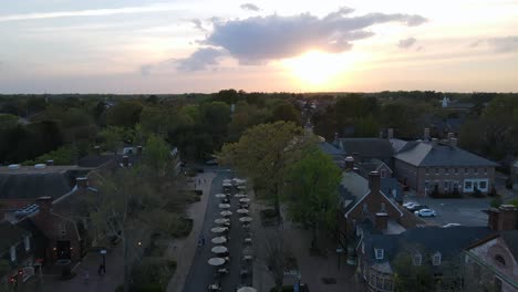 Ausgezeichnete-Luftaufnahme-Von-Williamsburg,-Virginia-Bei-Sonnenuntergang