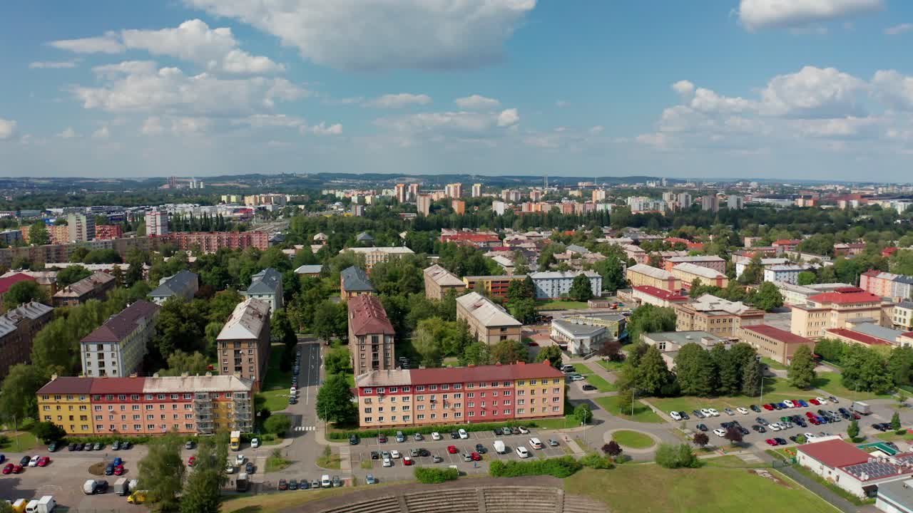 체코 의 대도시 오스트라바 의 건물, 자동차, 도로, 아파트 를 여름 에 드론 으로 찍은 사진