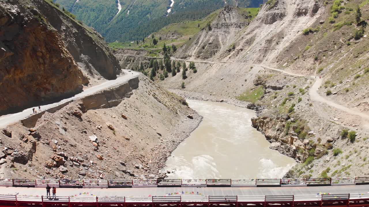 una vista del puente sobre el cañón entre las montañas en himachal