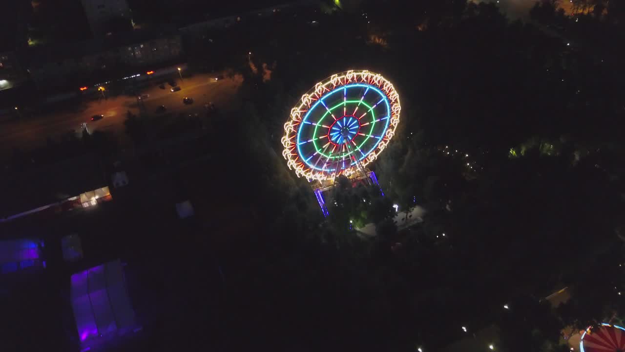 rueda gigante por la noche en un parque de la ciudad