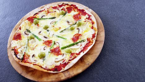 Baked-pizza-with-vegetable-toppings