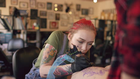 artista del tatuaje en el trabajo