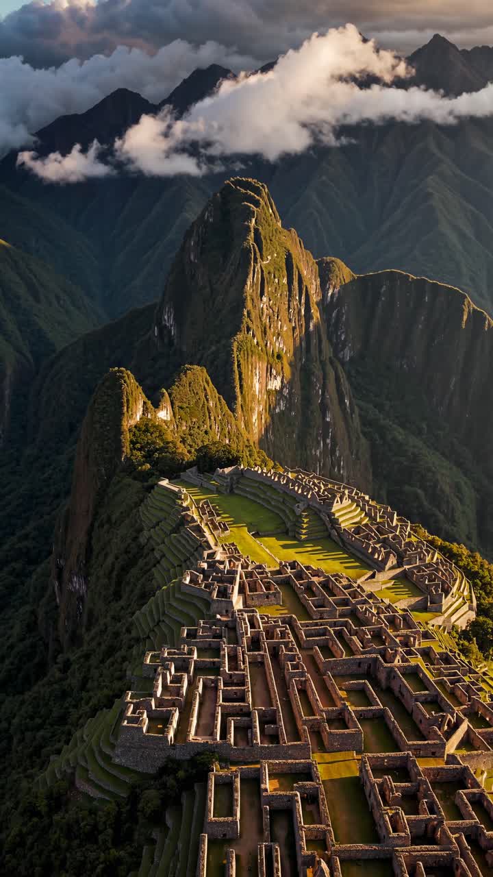 Vista aerea di Machu Picchu all'alba, che mostra antiche rovine e montagne lussureggianti