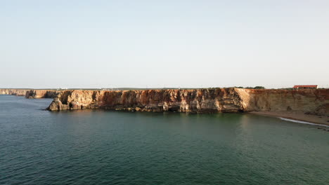 drone volando hacia los acantilados de sagres portugal