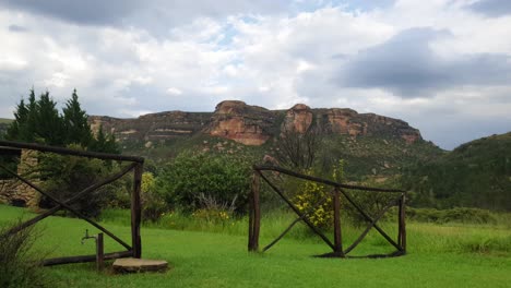 lapso de tiempo escénico de la nube de la montaña camelroc moluti temprano en la mañana sobre los acantilados de arenisca cerca de la granja con valla en primer plano