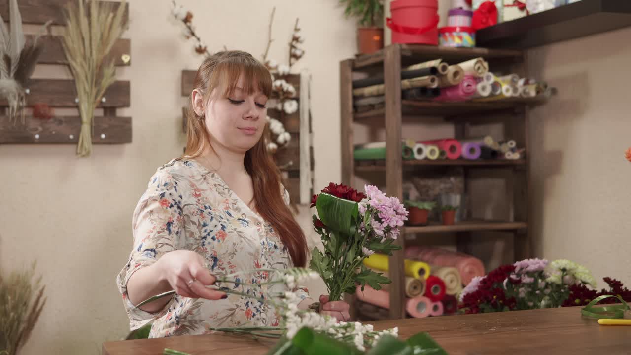florista arreglando las flores