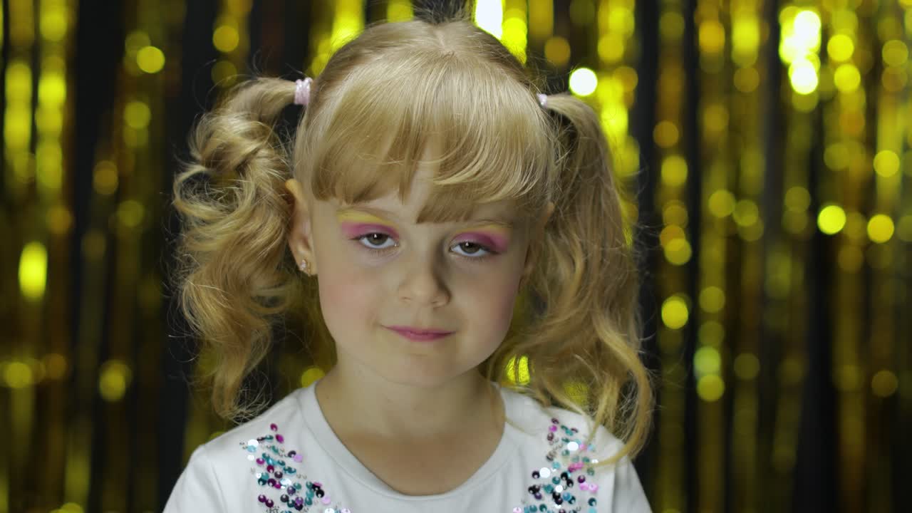 портрет ребенка, улыбающегося, глядящего в камеру. маленькая милая блондинка, подросток, девочка 4-5 лет