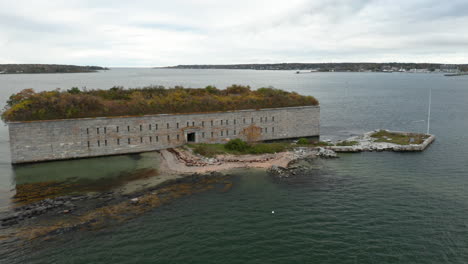 Atemberaubende-Drohnenaufnahme-Aus-Niedriger-Umlaufbahn-Von-Fort-Gorges-In-Casco-Bay,-Maine