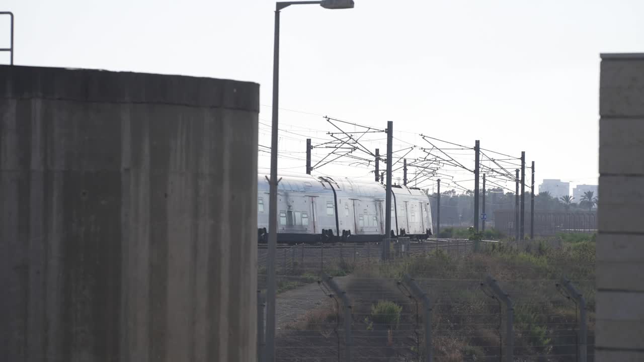местный поезд с пассажирами в старом городе иерусалима в израиле