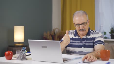 trabajador de oficina en casa anciano orgulloso, dinero felicidad.