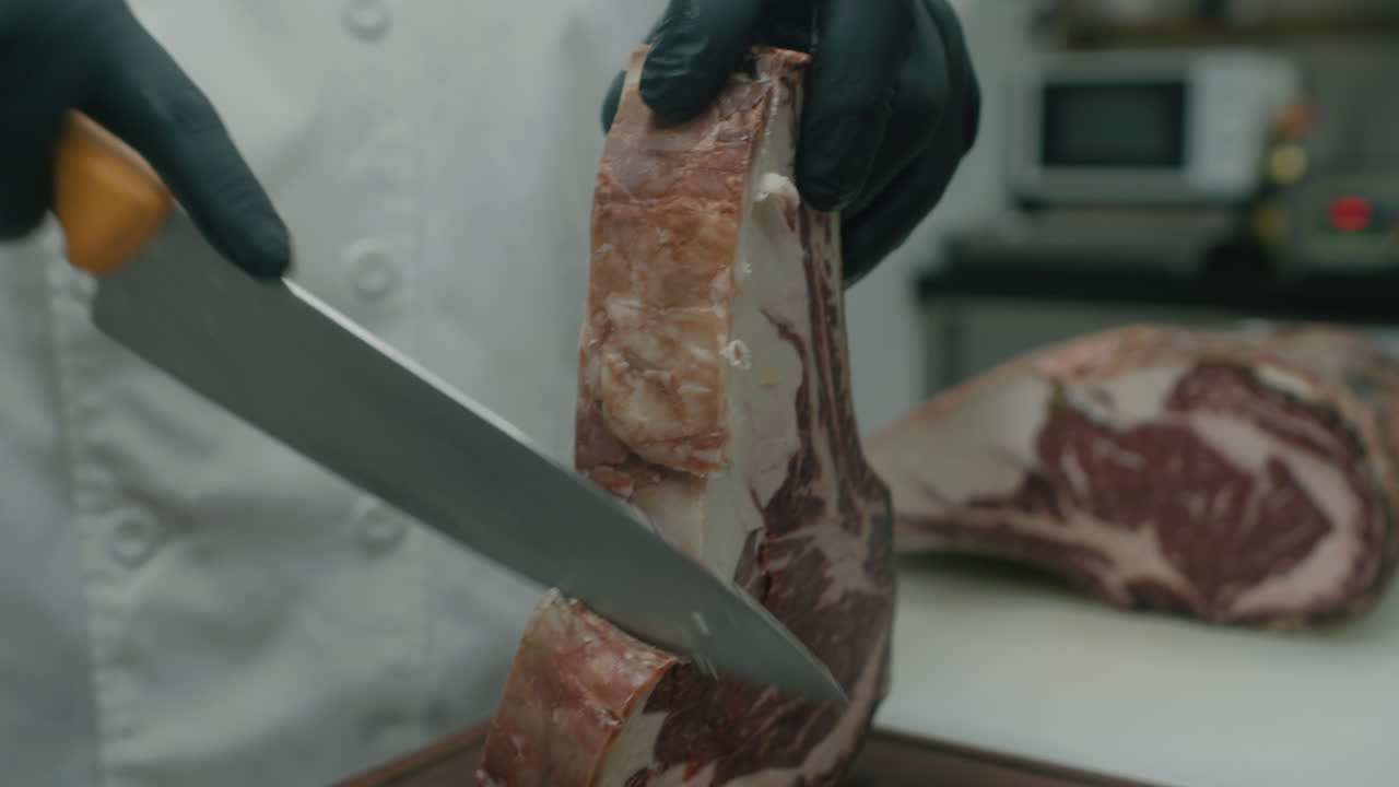 오스트레일리아 건조 고기 스테이크의 에서 지방을 잘라내는 것