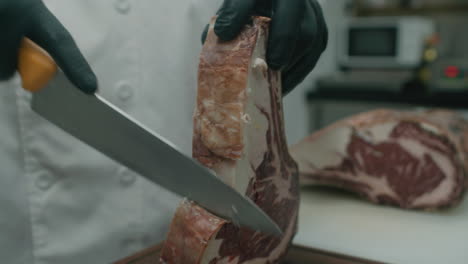 cortar la grasa del costado de un filete de carne seca australiana