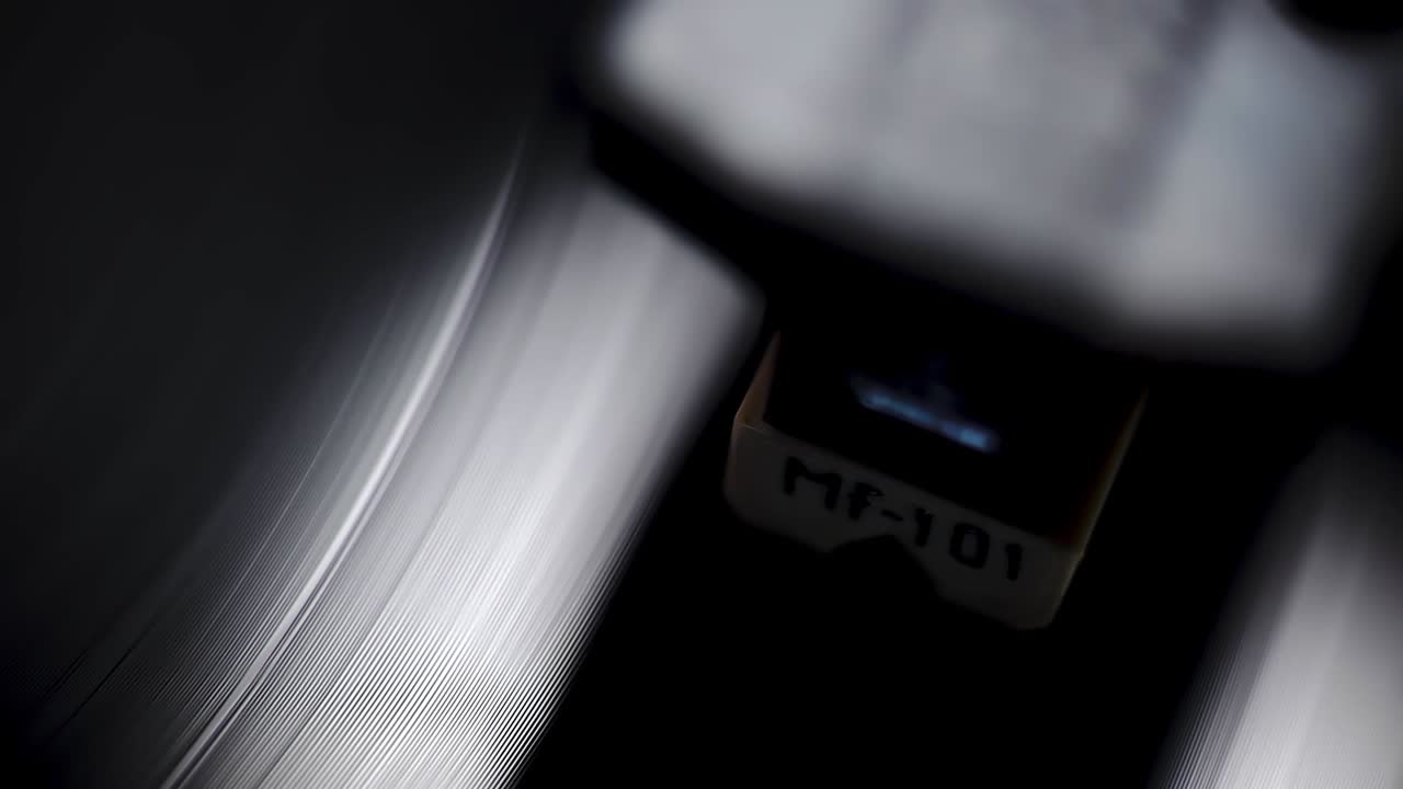 빛에 비닐 레코드 플레이어의 클로즈업