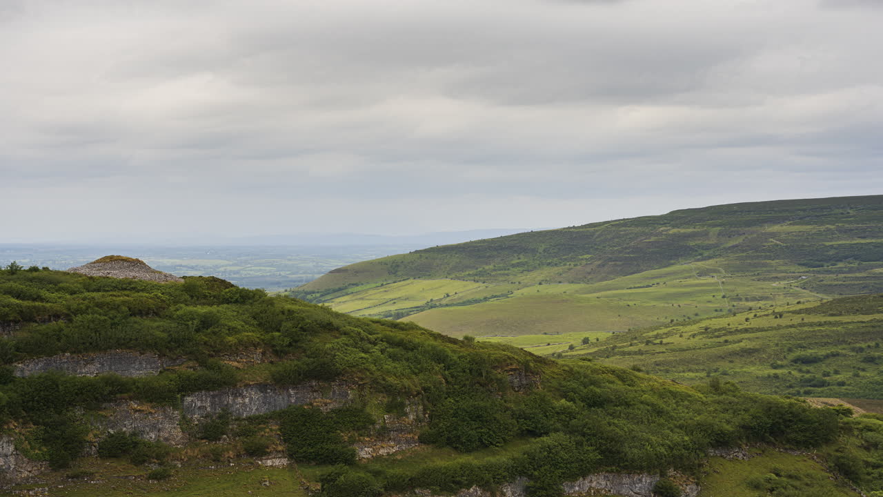 아일랜드에서 낮 동안 농촌 농업 자연 풍경의 시간 경과