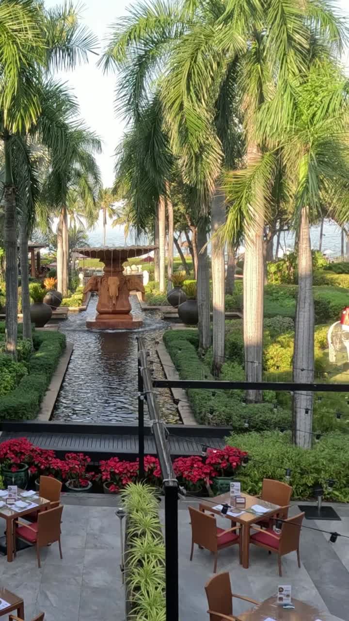 푸른 정원에서 야외 레스토랑 설정