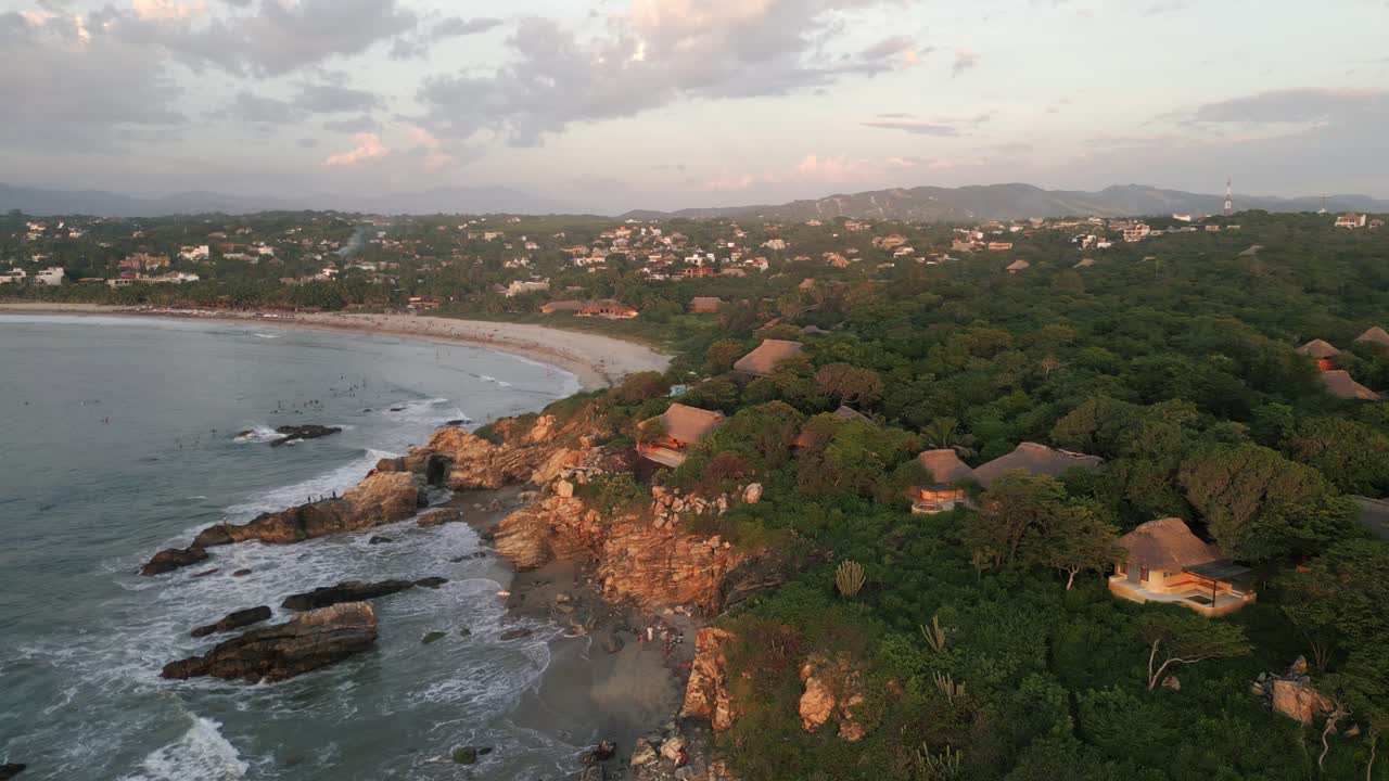 drone revelando la playa del complejo al atardecer vista aérea de la punta zicatela en puerto escondido oaxaca méxico