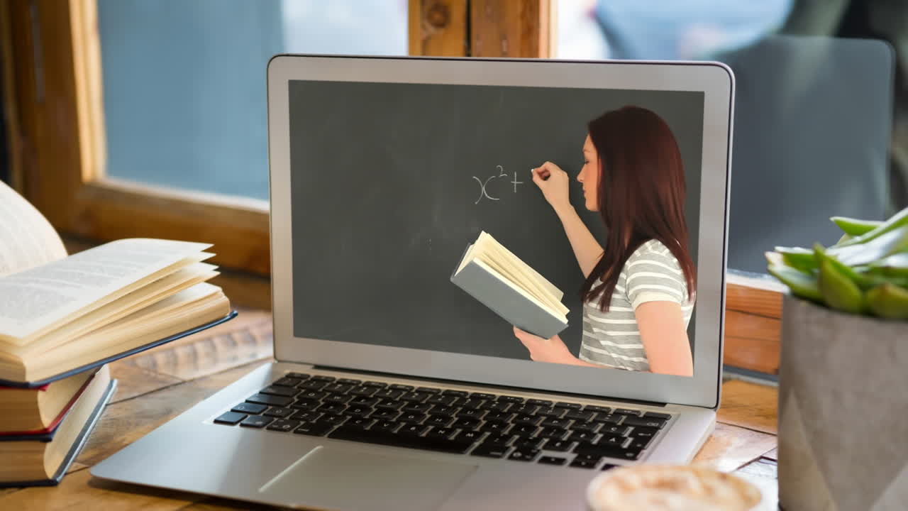 animación de un portátil con una maestra caucásica en la pantalla