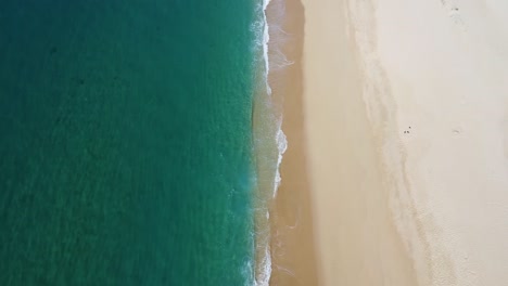 Abwärtswinkel-Drohnenaufnahme-Des-Klaren-Meereswassers-Am-Playa-El-Suspiro-Cabo-San-Lucas