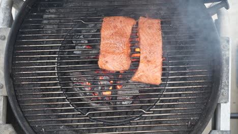 Colocar-Filetes-De-Salmón-Marinado-En-La-Barbacoa-Caliente-Para-Dorar-El-Sabor---Vista-Superior