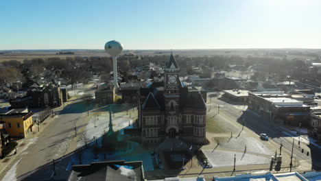 video aéreo volando alrededor del juzgado de eldora iowa en el condado de hardin en diciembre.