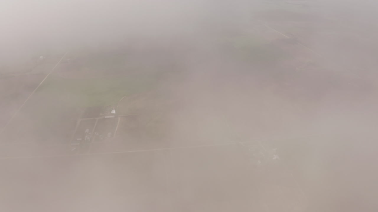 드론은 미국 중서부의 초원과 농지 위의 구름을 통과합니다.