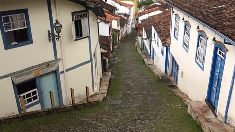 estrecha calle adoquinada con edificios de estilo barroco en ouro preto, mg, brasil