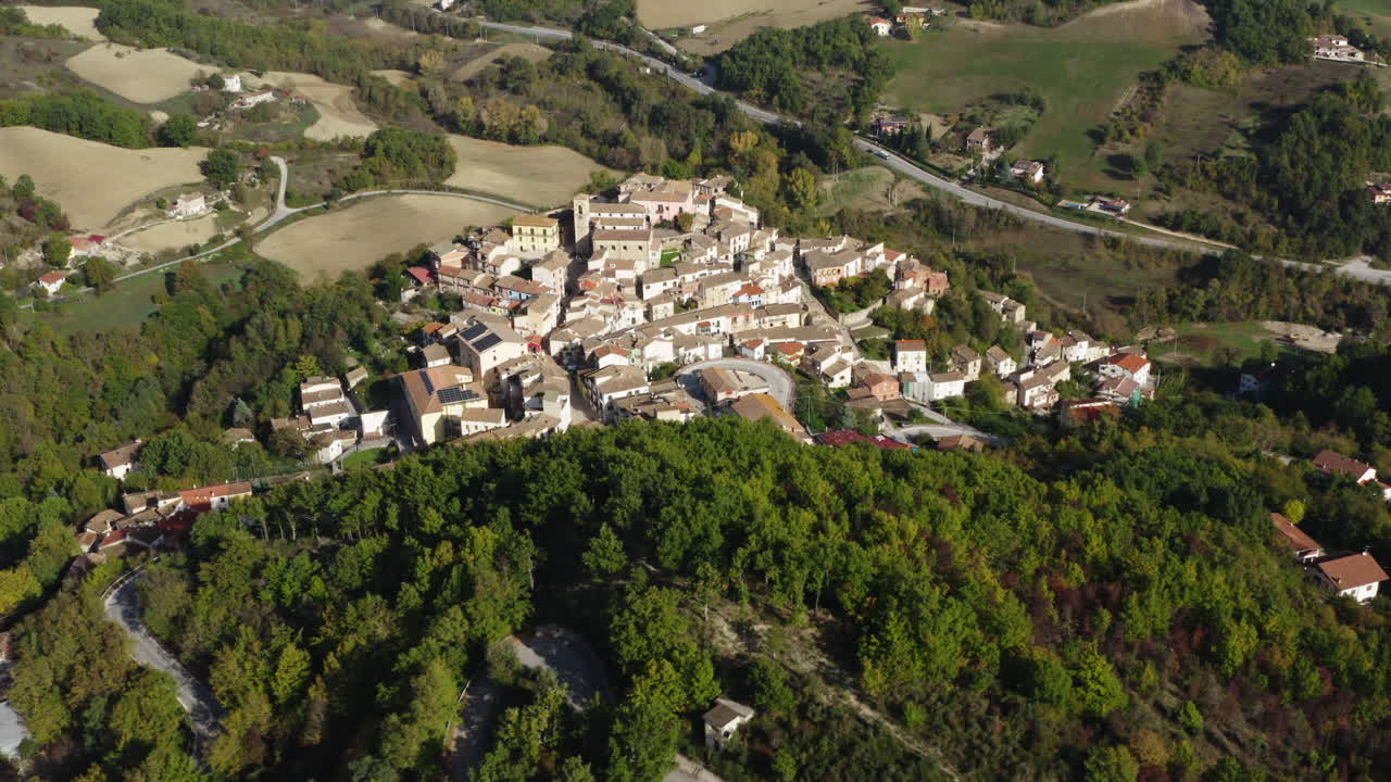 toma aérea desde arriba de la ciudad de fossalto en la región de molise de italia, 4k