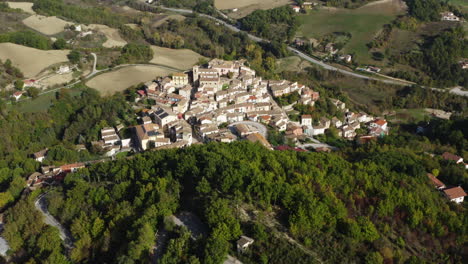 Toma-Aérea-Desde-Arriba-De-La-Ciudad-De-Fossalto-En-La-Región-De-Molise-De-Italia,-4k