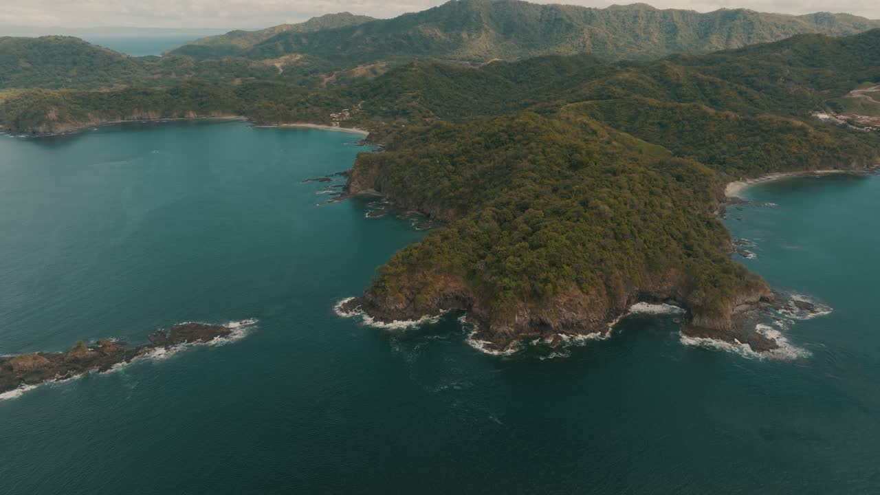 vista aérea panorámica de la playa de costa rica en el pacífico cerca de la provincia de guanacaste