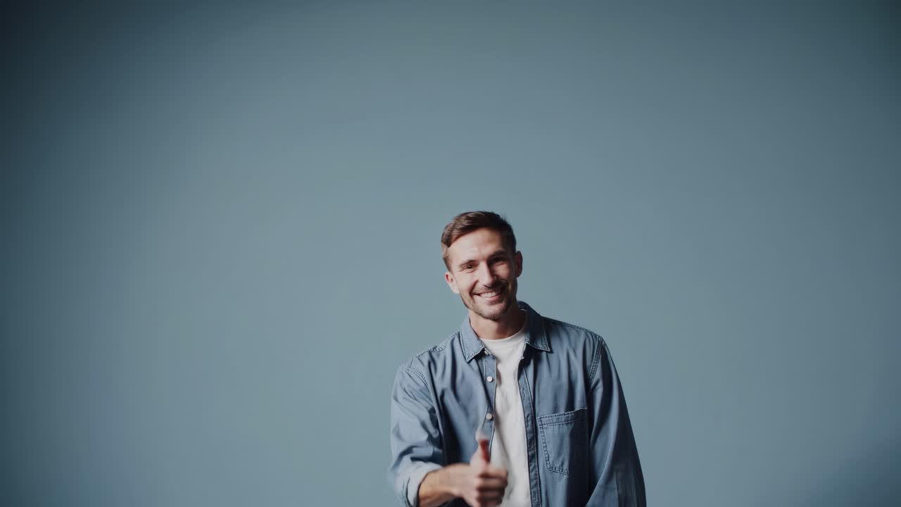 hombre feliz dando un pulgar hacia arriba