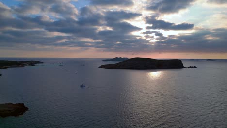 Paisaje-Marino-Nublado-Al-Atardecer-Con-Silueta-De-Isla