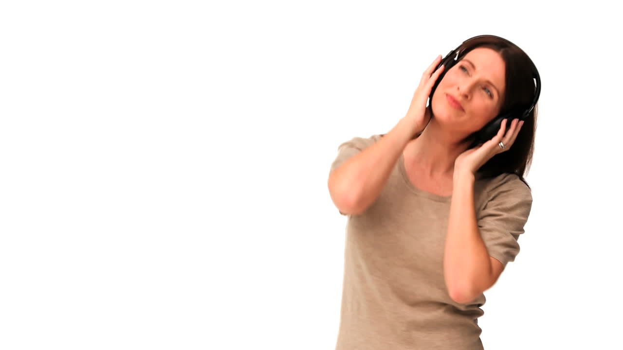 mujer casual escuchando música