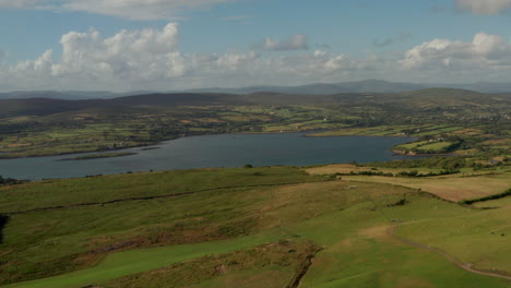 un deslizador aéreo disparado sobre el lago irlandés