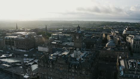 amplia vista aérea de la torre del reloj balmoral en escocia, rodeada de arquitectura histórica